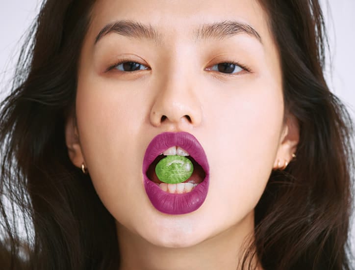 피부에 조명을 밝혀줄, 마젠타 퍼플 립스틱